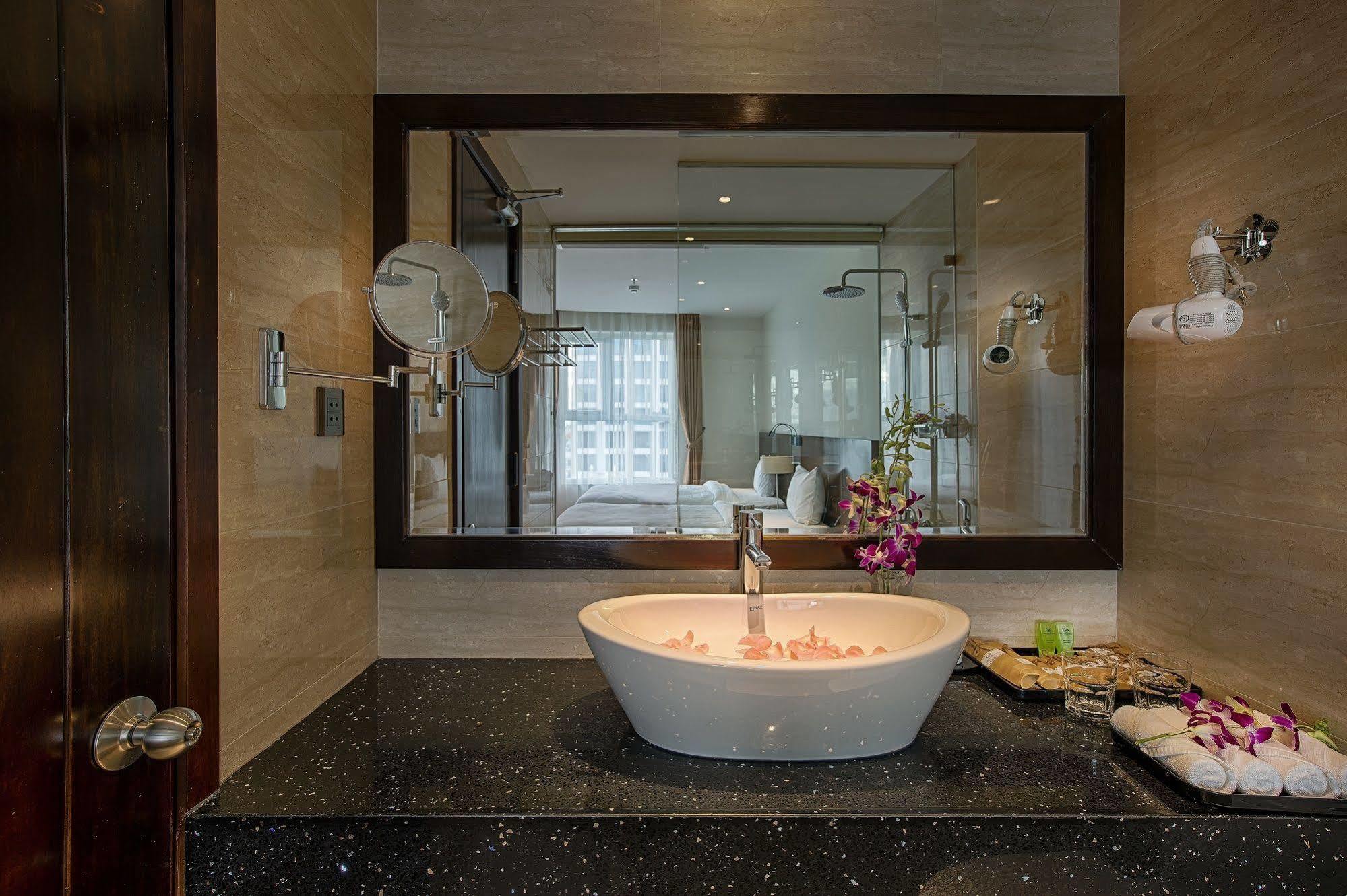 Sofia Suite Hotel Danang Екстериор снимка